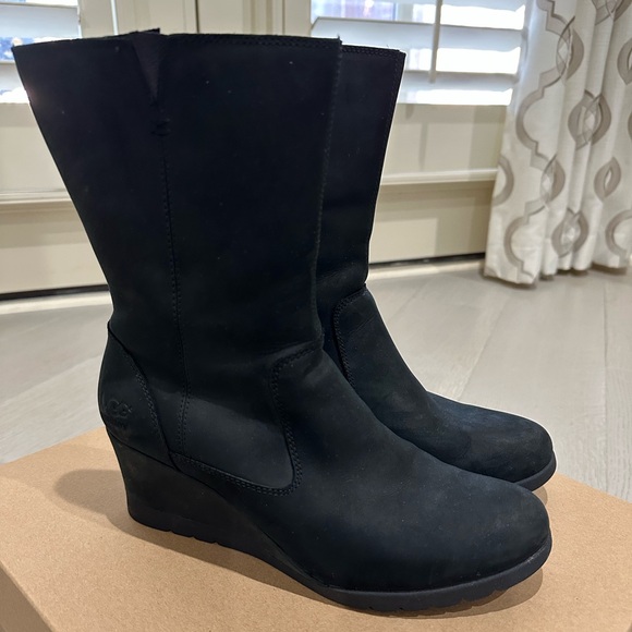 Waterproof UGG heeled boots - Picture 1 of 6